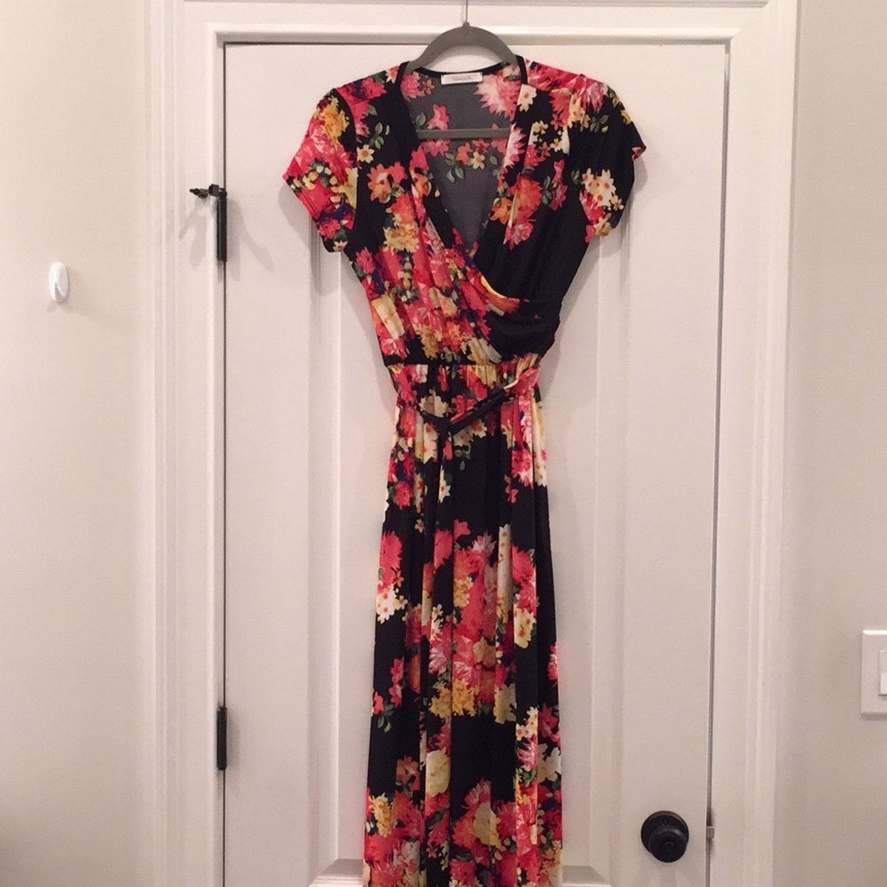 Wanna B floral floor length dress. Size L